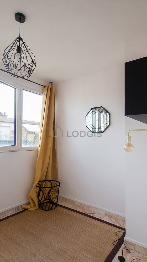 Chambre donnant sur rue