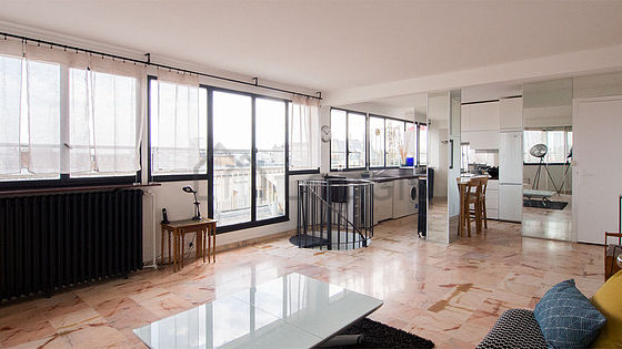 Salon avec du carrelage au sol