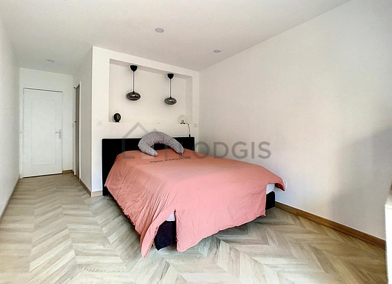 Bedroom of 13m² with wooden floor