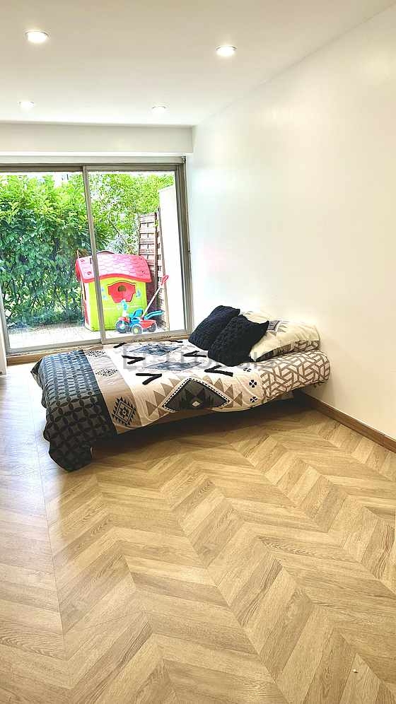 Large bedroom of 21m² with wooden floor