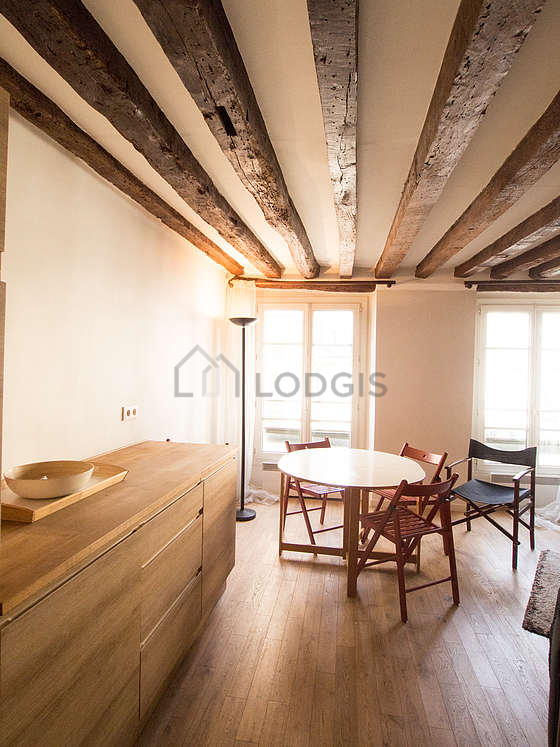Salon avec du parquet au sol