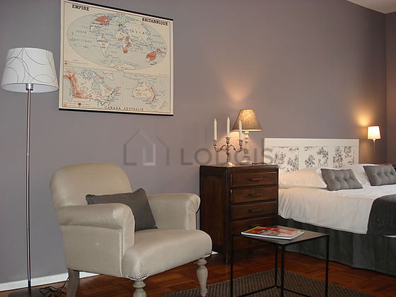 Quiet living room furnished with 1 bed(s) of 140cm, tv, 1 armchair(s), 1 chair(s)