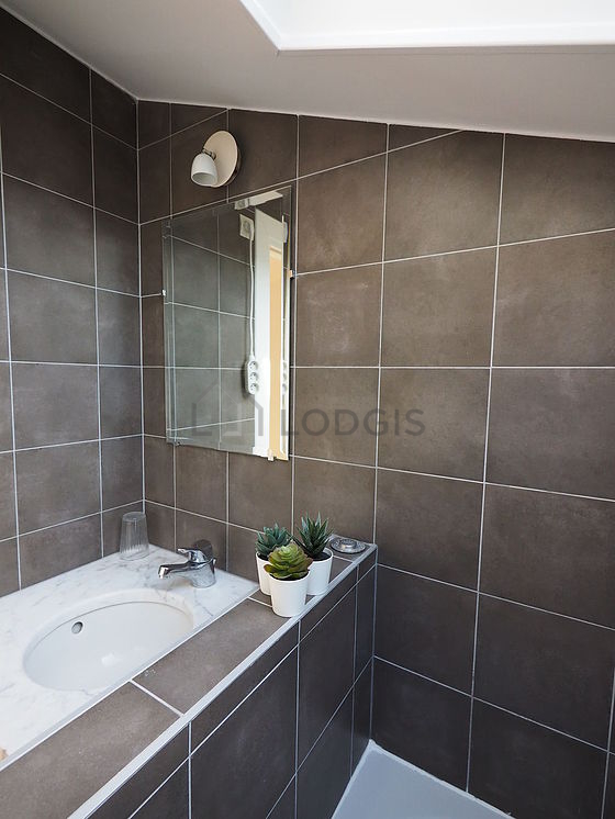 Salle de bain équipée de lave linge, baignoire, radiateur sèche-serviettes
