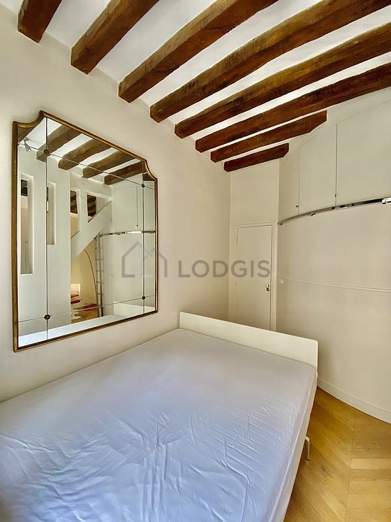 Chambre avec du parquet au sol