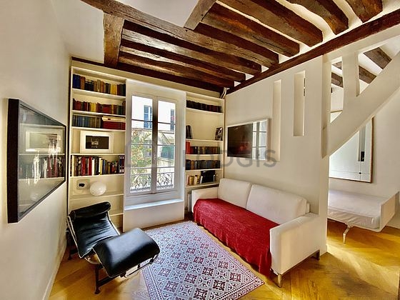 Salon avec du parquet au sol