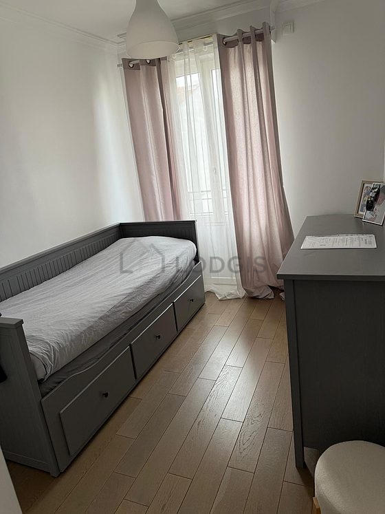 Chambre avec du parquet au sol