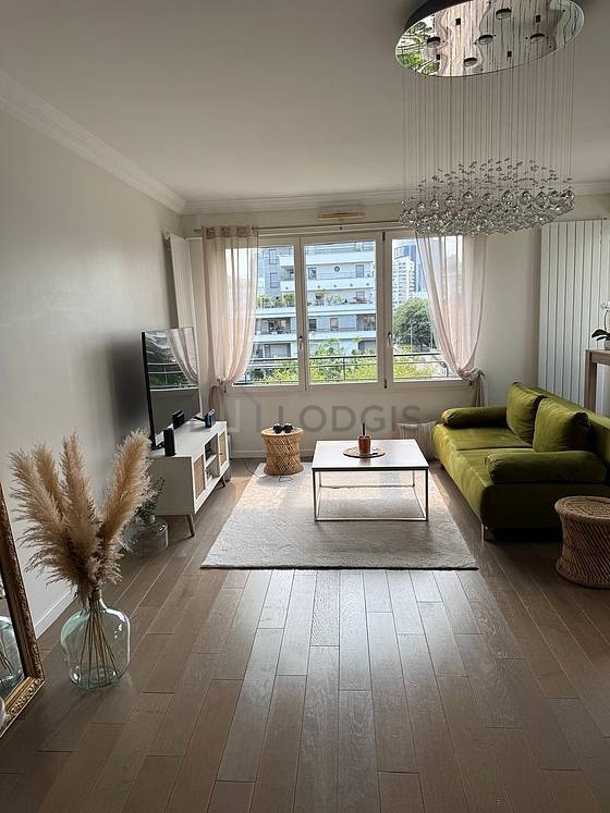 Grand salon de 25m² avec du parquet au sol