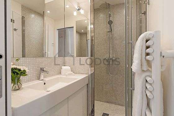 Bathroom equipped with bath towels