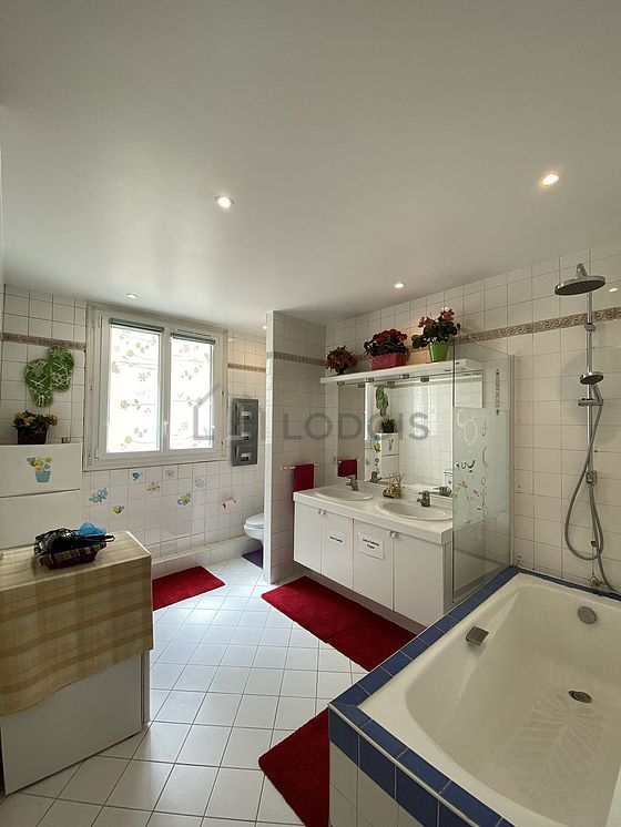 Pleasant and very bright bathroom with tile floor