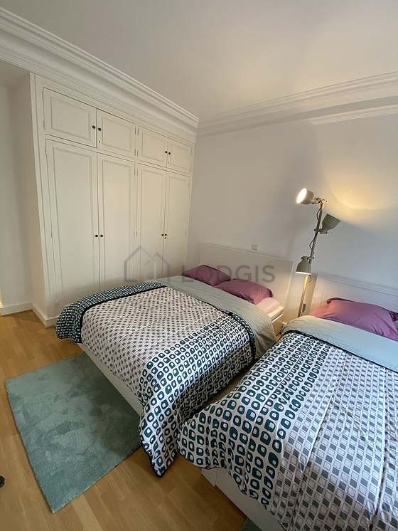 Chambre avec fenêtres