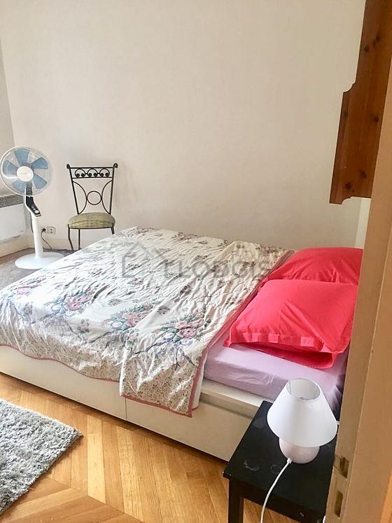 Chambre avec du parquet au sol