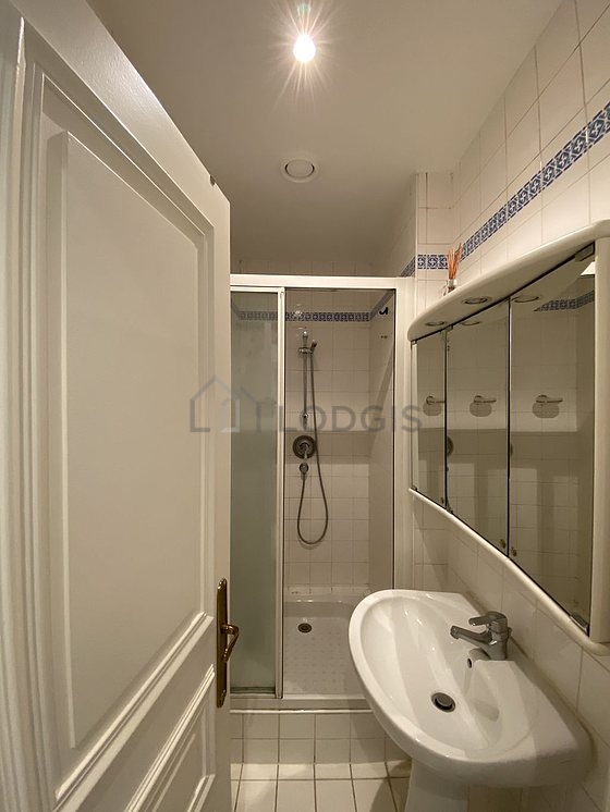 Salle de bain équipée de serviettes de bain