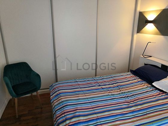 Chambre avec fenêtres