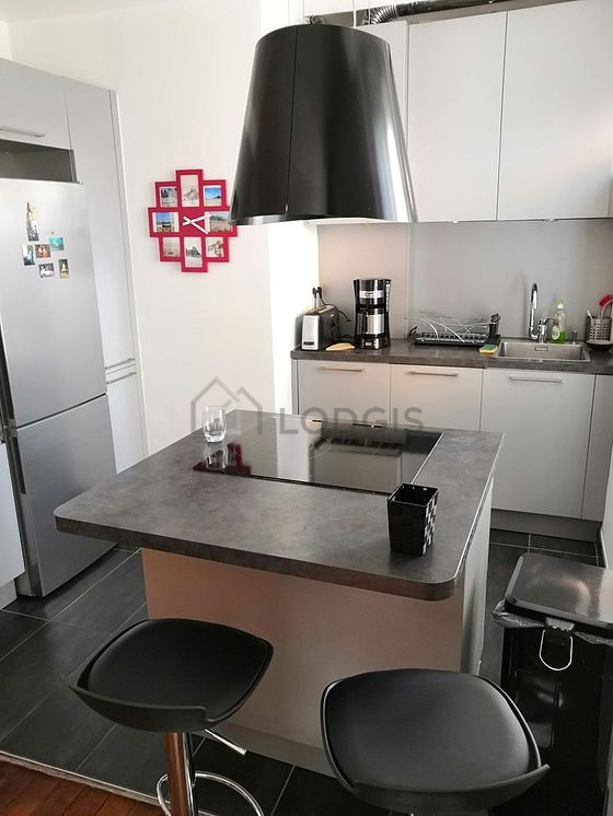 Cuisine équipée de lave vaisselle, plaques de cuisson, réfrigerateur