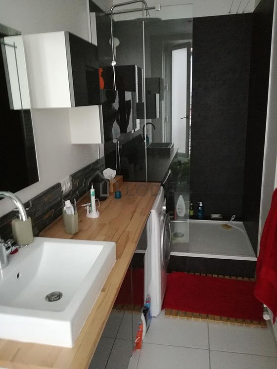 Salle de bain avec du carrelage au sol