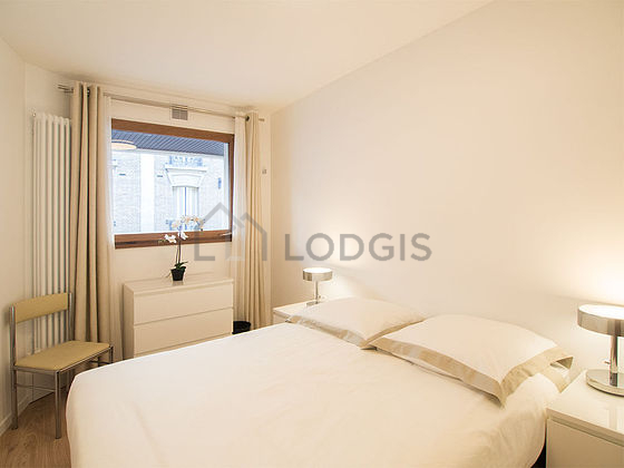 Chambre avec du parquet au sol