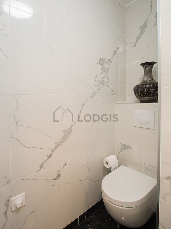 Salle de bain équipée de etagère