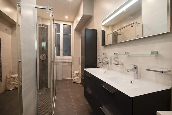 Agréable salle de bain claire avec du carrelage au sol
