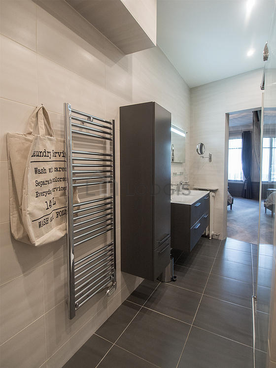Salle de bain équipée de serviettes de bain