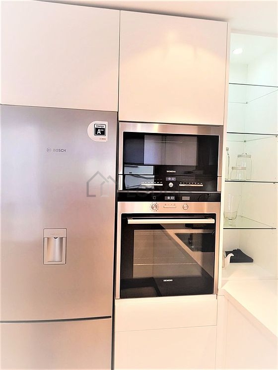 Cuisine équipée de lave linge, sèche linge, réfrigerateur, vaisselle