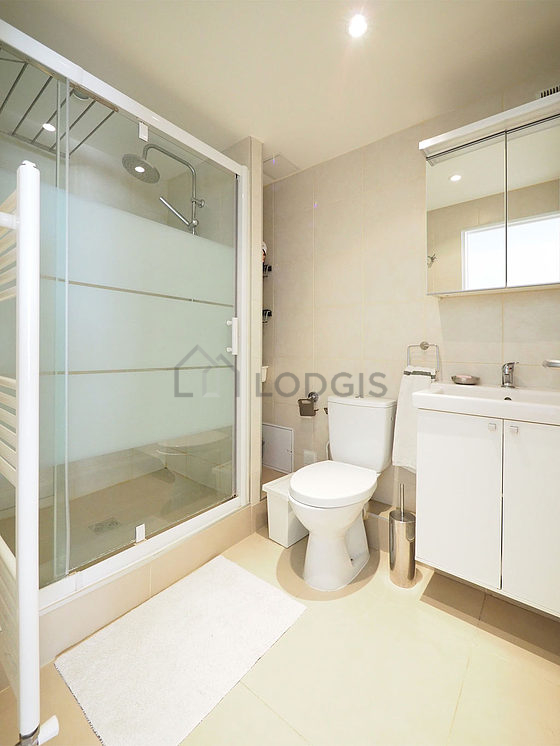 Belle salle de bain claire avec du carrelage au sol