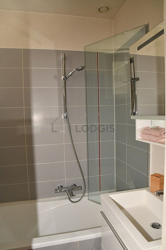 Bathroom equipped with bath towels
