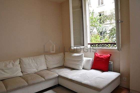 Séjour très calme équipé de canapé, armoire, placard, 1 chaise(s)