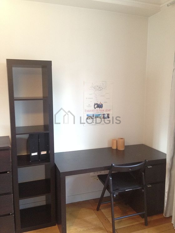 Chambre avec fenêtres