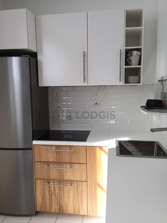 Cuisine équipée de plaques de cuisson, réfrigerateur, freezer, vaisselle