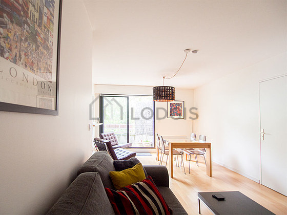 Bright living room furnished with 4 chair(s)