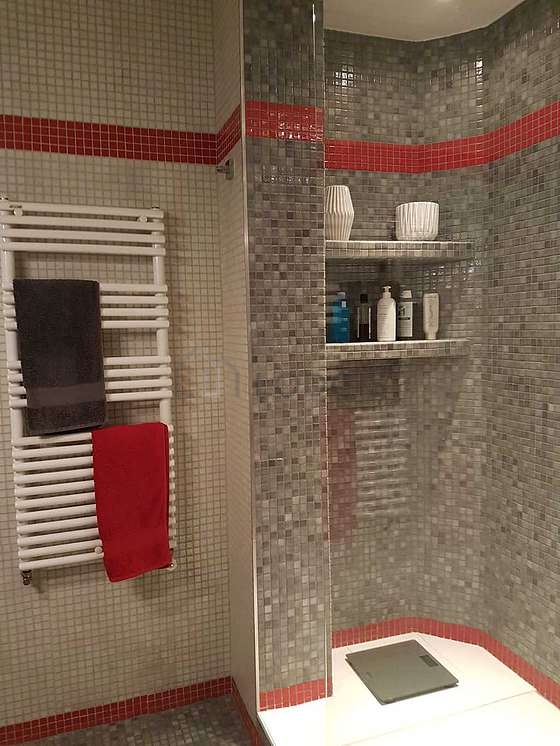 Salle de bain équipée de serviettes de bain