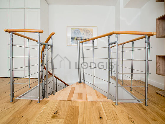 Très belle patio avec du parquet au sol et équipée de lave linge