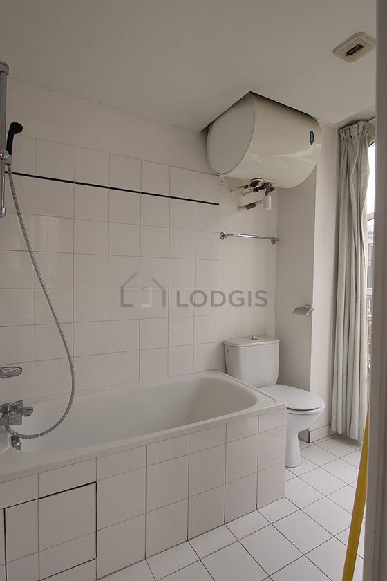 Belle salle de bain claire avec du carrelage au sol