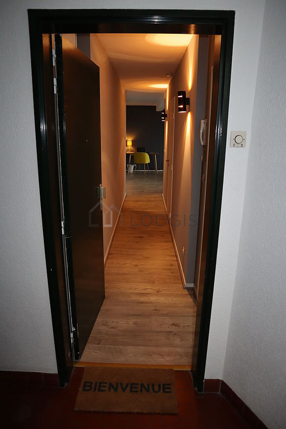 Belle entrée avec du parquet au sol