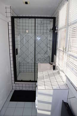 Salle de bain équipée de lave linge, serviettes de bain