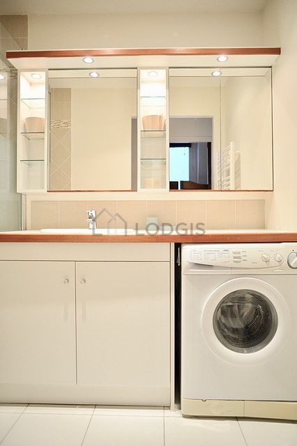 Agréable salle de bain très claire avec du carrelage au sol