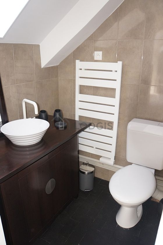 Salle de bain équipée de douche séparée, radiateur sèche-serviettes