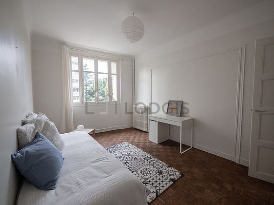 Chambre donnant sur rue
