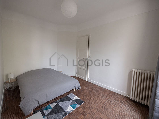 Chambre avec du parquet au sol