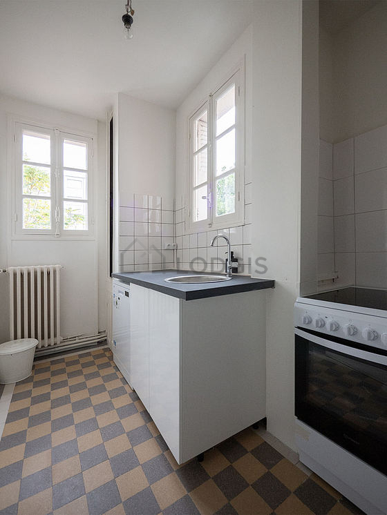 Belle cuisine avec du carrelage au sol