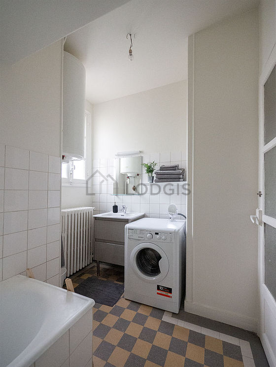 Salle de bain équipée de lave linge, serviettes de bain