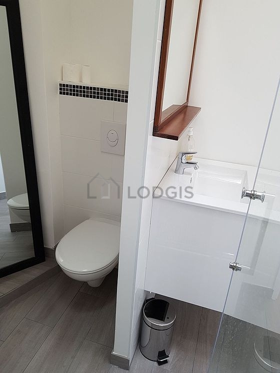 Salle de bain équipée de placard