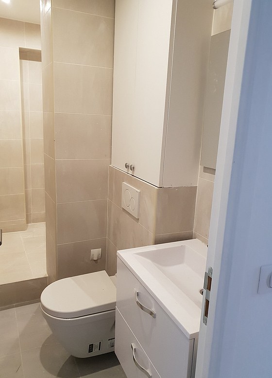 Pleasant bathroom with tile floor
