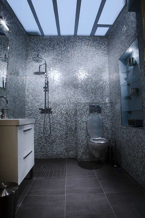 Salle de bain avec du carrelage au sol