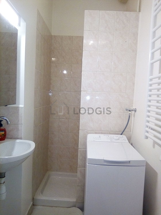 Belle salle de bain claire avec du carrelage au sol