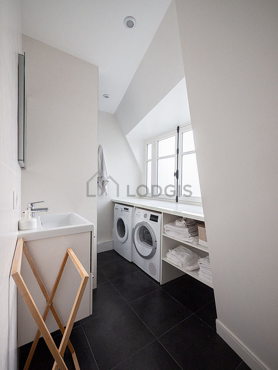 Salle de bain équipée de lave linge, sèche linge, serviettes de bain