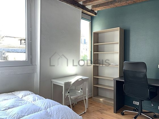 Salon avec du parquet au sol
