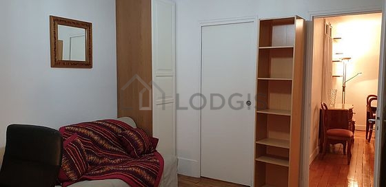 Bedroom of 10m² with wooden floor