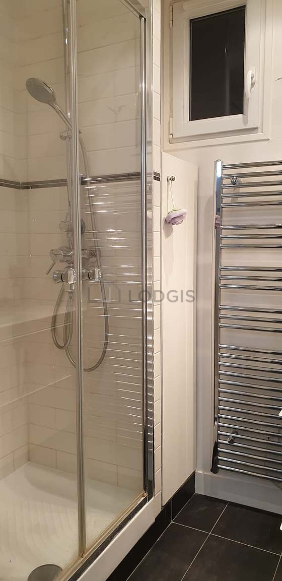 Salle de bain équipée de etagère