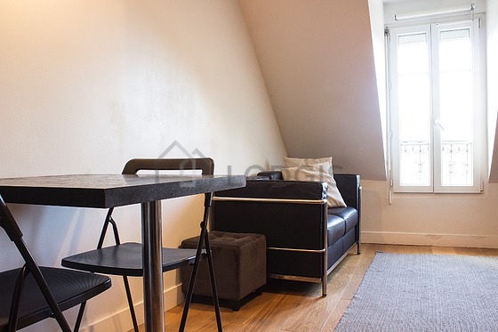 Salon de 12m² avec du parquet au sol